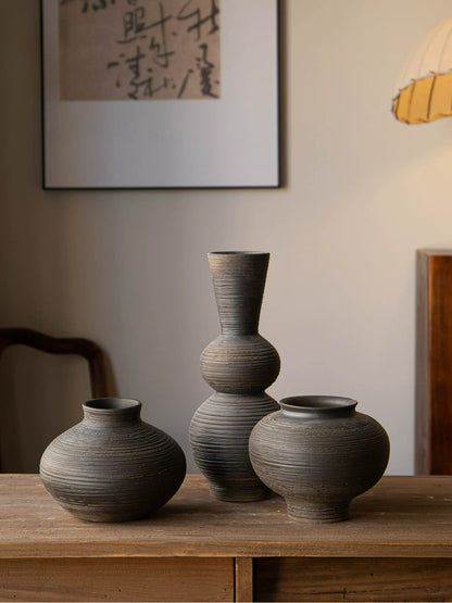 Chinese Wabi Sabi Retro Black Rough Ceramic Vase Tabletop Art Flower Vase for Dining Room Homestay Decor